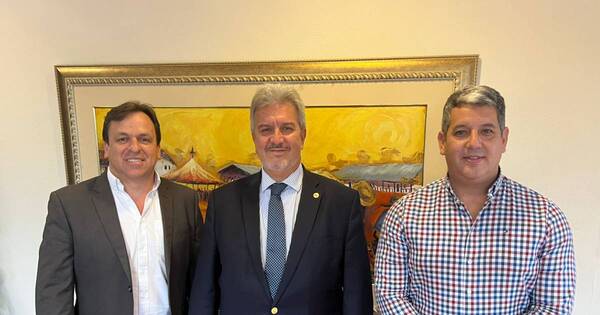La Nación / En reunión con UIP, Luis Fernando dijo que fortalecerá los parques industriales en Central