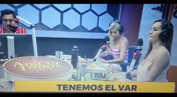[VIDEO] ¡Conductora de TV casi hizo topless en vivo!