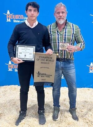 Premian a agroganadera paraguaya por contar con el mejor toro Brangus del mundo - Economía - ABC Color
