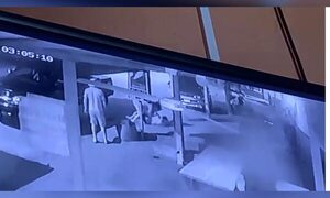 (VIDEO)Revientan a golpes a un universitario por tener pelo largo y tatuaje