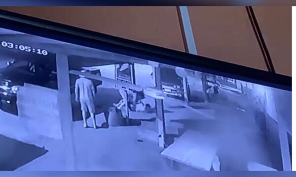 (VIDEO)Revientan a golpes a un universitario por tener pelo largo y tatuaje