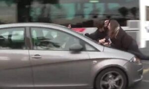 Vehículo atropelló a mujeres que se manifiestan en su día