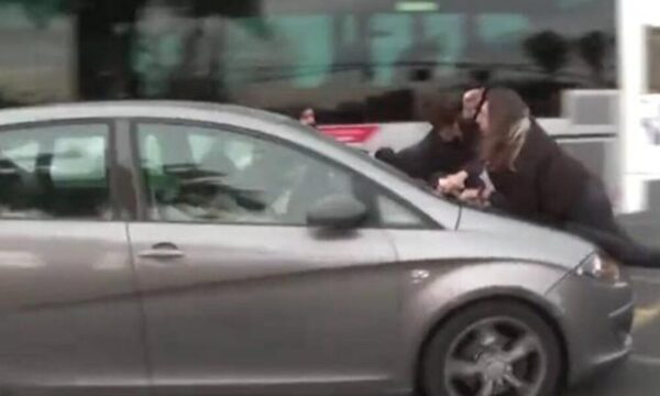 Vehículo atropelló a mujeres que se manifiestan en su día