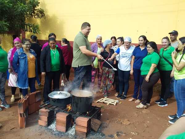 Diputado se acercó para brindar apoyo a manifestación de padres en escuela Rebeca Alen - Radio Imperio