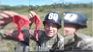 [VIDEO] Saltó en paracaídas ¡con la tanguita de su lapa!