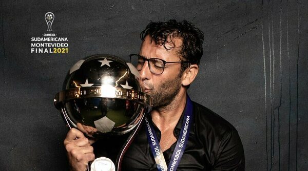 Versus / Alberto Valentim, el campeón de la Copa Sudamericana que fue ofrecido a Olimpia
