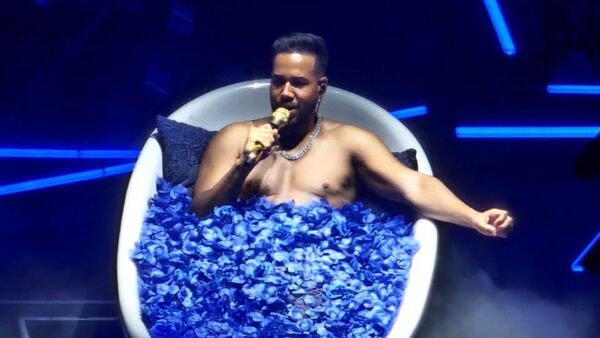 Romeo Santos apareció con poca ropa en su show y fans piden lo mismo en Paraguay