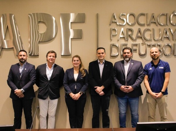 Visita de representantes de la FIFA a la APF - APF