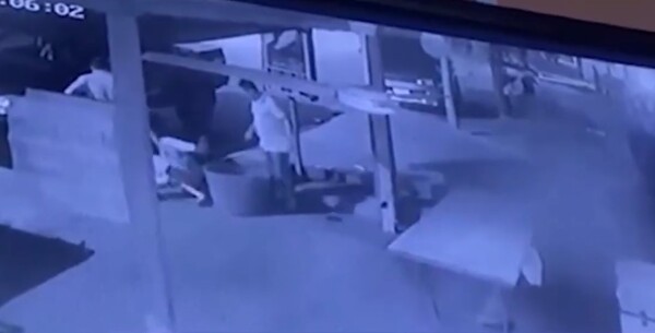 Golpean brutalmente a universitario por tener cabello largo y tatuajes - trece