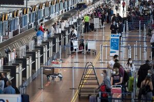 Asalto en el aeropuerto de Santiago deja dos muertos, entre ellos un funcionario - MarketData
