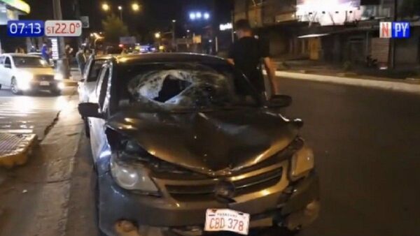 Peatón es arrollado por un vehículo en Asunción y queda hospitalizado