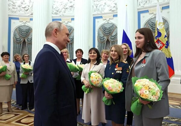 Putin felicita a las mujeres militares por su “alta misión de defender la Patria” - Mundo - ABC Color