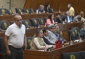 Colorados entierran pedido de pérdida de investidura por “soborno” a 31 diputados  - Política - ABC Color