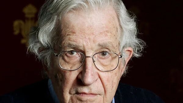 Chomsky alaba avances y advierte peligros de la inteligencia artificial