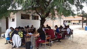 Alumnos de Mariscal Estigarribia desarrollan clases bajos los árboles - Noticias del Chaco - ABC Color