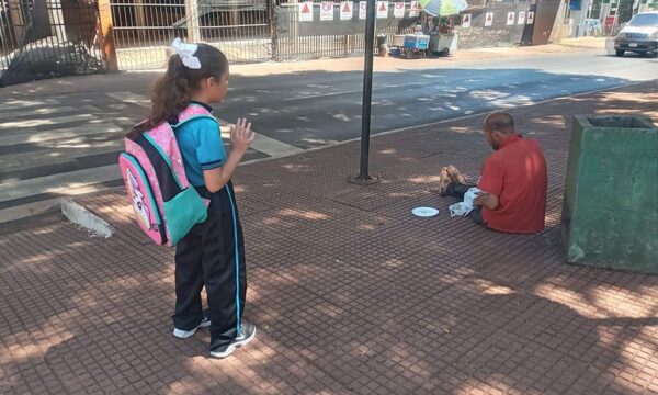 Niña detuvo la marcha para orar por mendigo