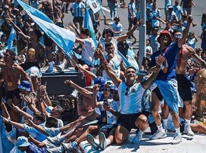 “Había de todo, menos agua”, recuerda Lautaro sobre festejos - La Prensa Futbolera