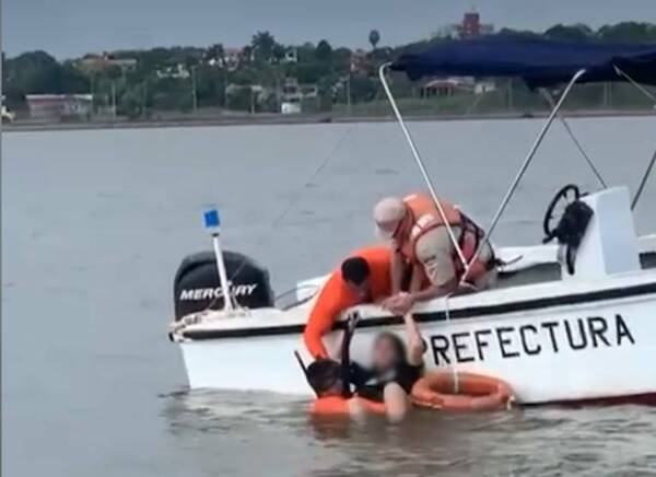 Dos personas se habrían arrojado desde puente en Encarnación: rescataron a la mujer
