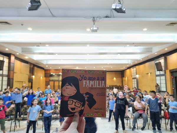 La Chilindrina recibe reconocimiento por libros entregados en el marco del programa de prevención del abuso infantil «Yo amo a