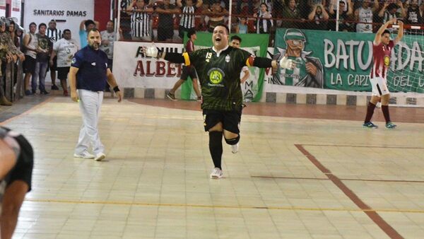 Golazo de arco a arco en el Nacional de fútbol de salón