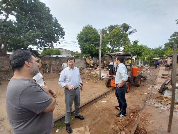 Desalojan habitantes de las vías del tren para habilitar bicisenda en Asunción