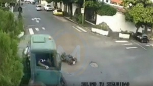 Gran susto: Fue embestido por una moto, luego por un camión y se salvó - Noticias Paraguay
