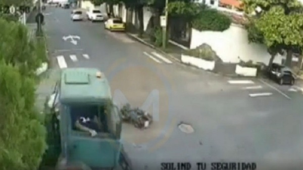 Gran susto: Fue embestido por una moto, luego por un camión y se salvó - Noticias Paraguay