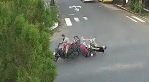 Video: motociclistas protagonizan accidente y se salvan de milagro - Policiales - ABC Color