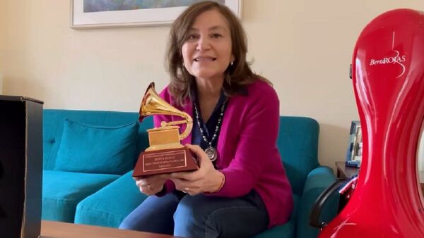Berta Rojas mostró su Grammy: "Se lo dedico a todas las mujeres del mundo"