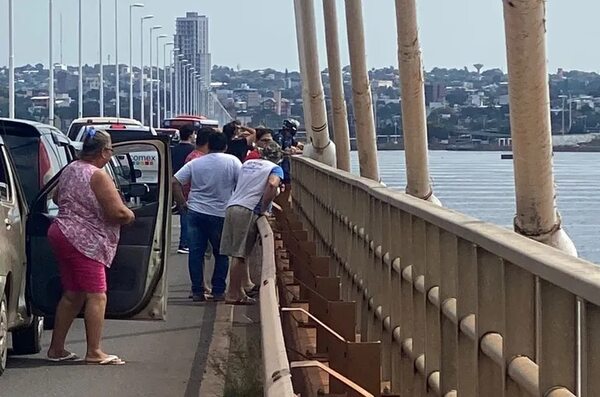 Video: Joven rescatada después de haberse lanzado desde el puente San Roque González - Policiales - ABC Color