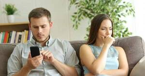 La Nación / Mi marido pasa más horas con el celular que conmigo: mujer pide consejos