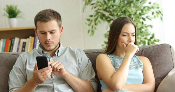 La Nación / Mi marido pasa más horas con el celular que conmigo: mujer pide consejos