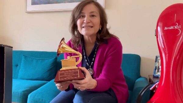 Berta Rojas exhibe su estatuilla del Latin Grammy