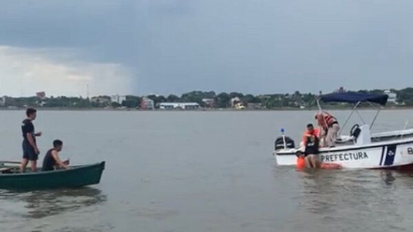 Rescatan a dos personas que cayeron en aguas del río Paraná