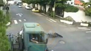 ¡De milagro! Motociclista es arrollado por camión, pero sobrevive