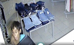 Solitario ladrón hurta una computadora de un local comercial