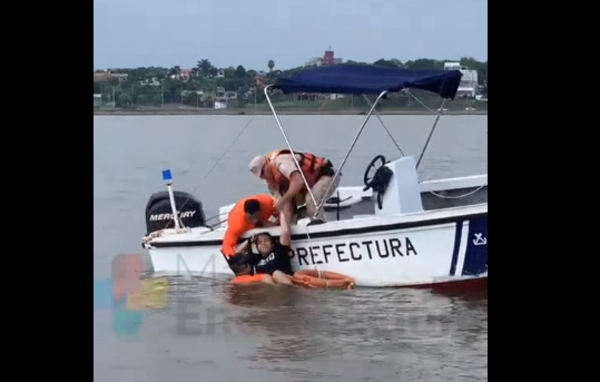 (Video) ¡Rescatan a mujer que se lanzó desde el puente San Roque González!