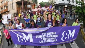 Multitudinaria marcha de mujeres para exigir derechos laborales y contra la violencia