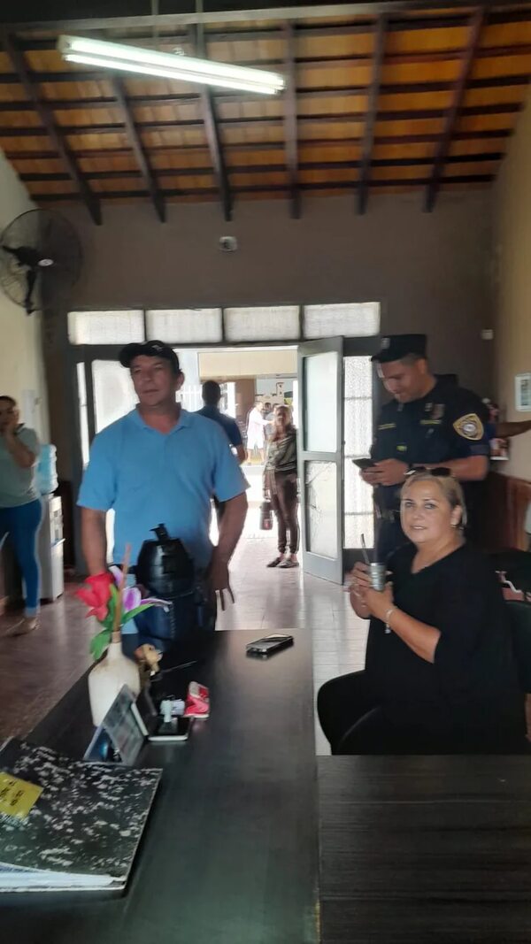Denuncian que ex intendenta de Isla Pucú supuestamente quiere seguir mandando en la municipalidad - Nacionales - ABC Color