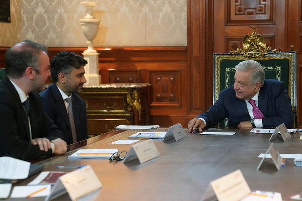 López Obrador recibe a directivos y técnicos de Tesla en el Palacio Nacional - MarketData