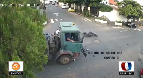 De milagro: Un motociclista se salva de ser arrollado por un camión - Unicanal