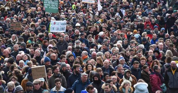 La Nación / Francia: avanza reforma de pensiones pese a protestas masivas
