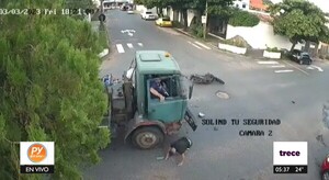 Motociclista sale ileso tras chocar y terminar debajo de un camión - trece