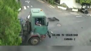 ¿Milagro? Motociclista quedó bajo un camión, pero salió caminando
