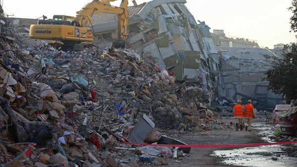 Turquía busca a dos centenares de desaparecidos en los terremotos