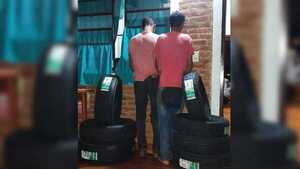 Supuestos ladrones fueron sorprendidos con la mano sobre los neumáticos en el barrio Chaipé.