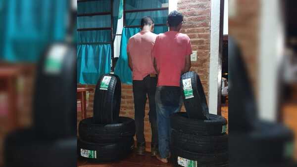 Supuestos ladrones fueron sorprendidos con la mano sobre los neumáticos en el barrio Chaipé.