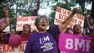 "Basta de matarnos", el grito de mujeres en la marcha por el 8M