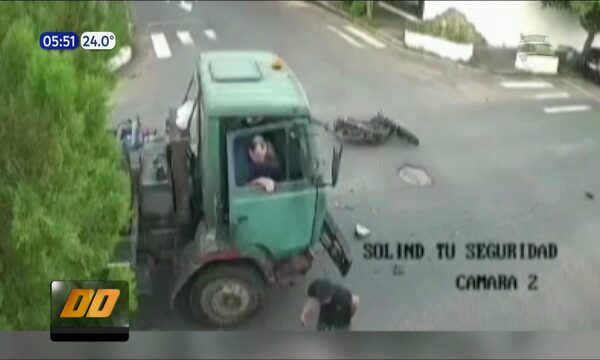 Motociclista quedó bajo un camión y de milagro sobrevivió | Telefuturo