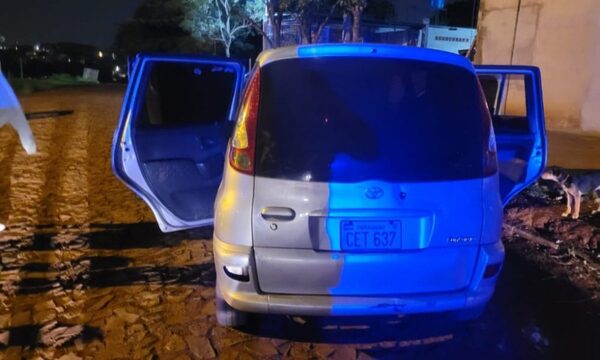 Abandonan vehículo robado y se llevan otro